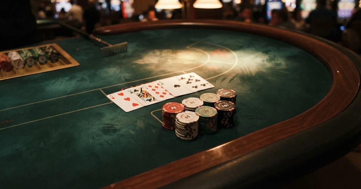 Mesa de jogo iluminada com cartas, vista de cima — casino slots portugues