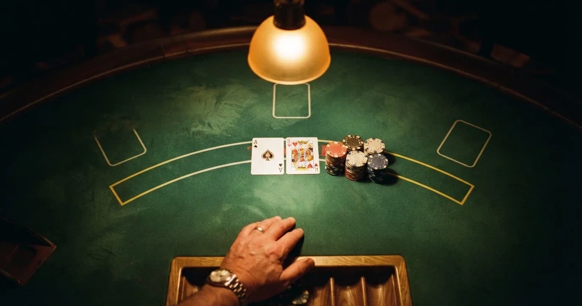Mesa de jogo iluminada com cartas, vista de cima — melhor blackjack em portugal
